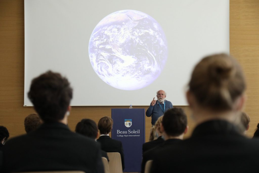 Бо Солей приветствует лауреата Нобелевской премии Мишеля Майора